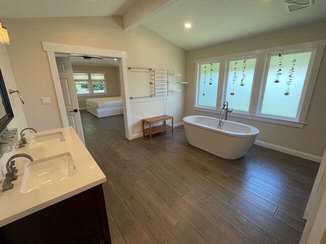 Building Photo - Beautiful 3 bedroom 3 bath home on dry side Waimea
