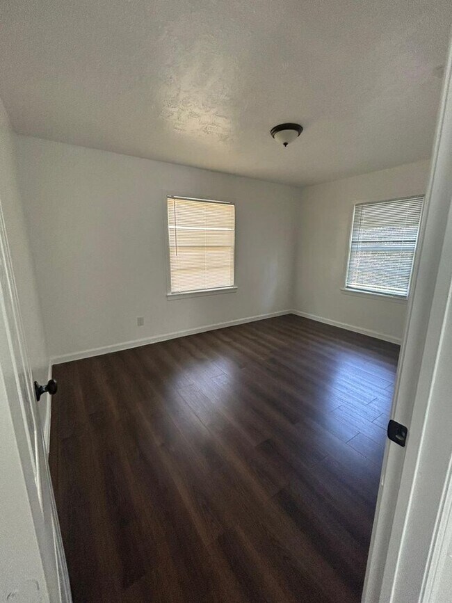 Building Photo - Gorgeous all renovated Home in Richwood, TX