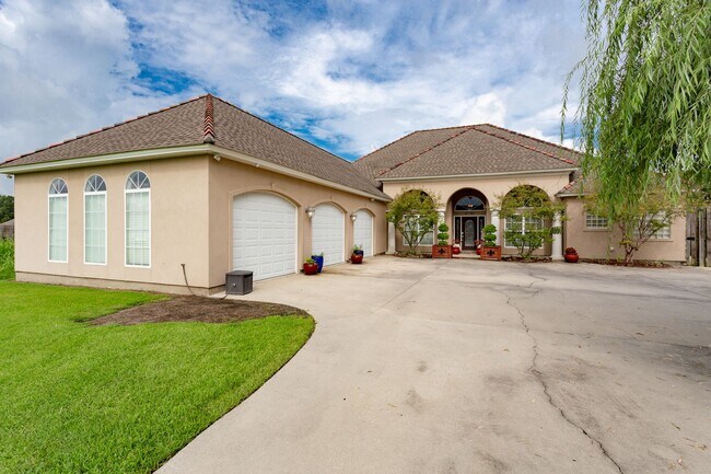 Building Photo - 3 Bedroom House in Addis with Pool, Gazebo...