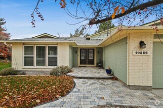 Building Photo - Beautiful Tri-Level in South Boise!