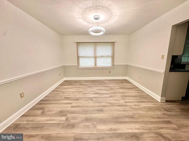 Building Photo - 9 Beechwood Ave