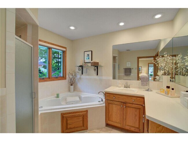 Building Photo - Wayzata 3 bedroom 3 bath Charmer- Available NOW - Winter special - $2000 rent credit with March 1...