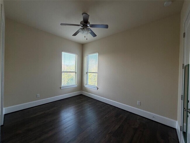 Building Photo - 5449 Diamante Dr