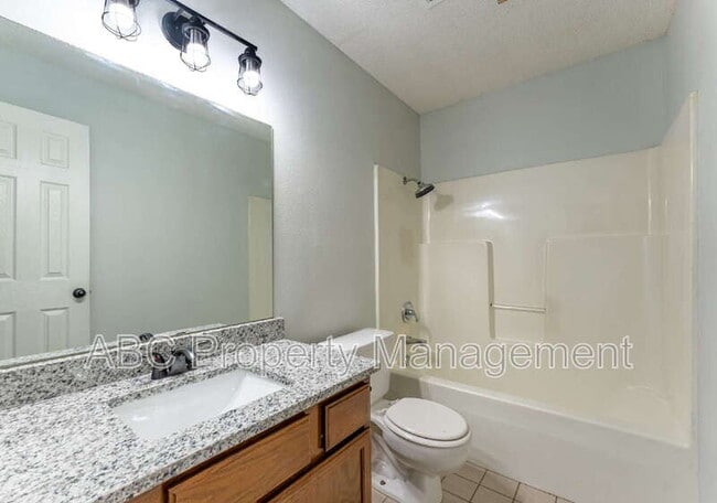 Building Photo - 5803 Samantha St