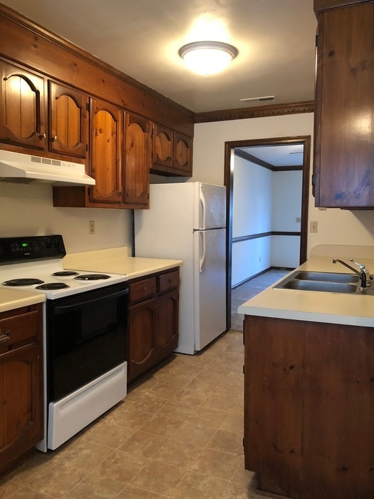 Building Photo - SPACIOUS TOWNHOME IN CENTRAL LOCATION