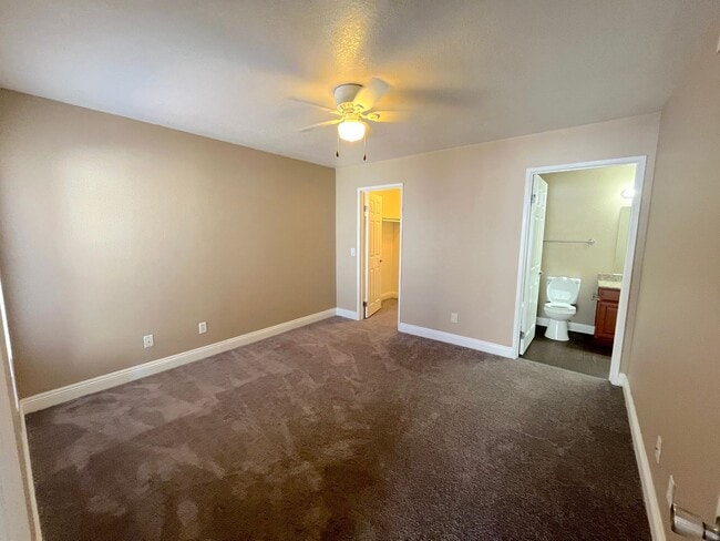 Building Photo - 2 bed 2 bath 2nd floor condo unit in gated community w/pool and amenities