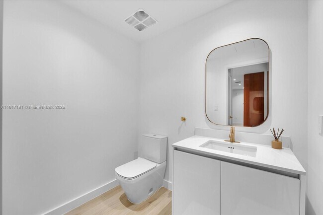 Building Photo - 2678 Tigertail Ave