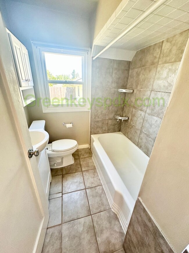 Building Photo - 2-Bedroom 2-Bathroom House in NE Portland,...