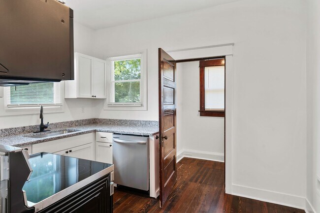 Building Photo - Charming 3-Bedroom Home with Spacious Layo...