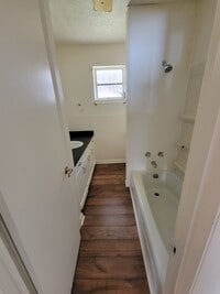 Building Photo - Wonderful spacious country home