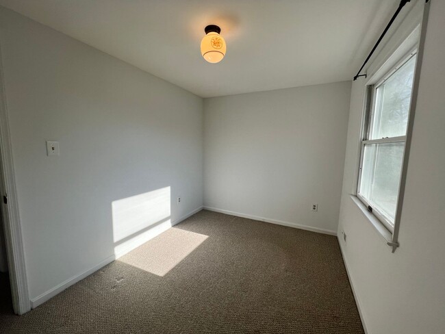 Building Photo - Stunning 4 BR/2.5 BA Single-Family Home in...