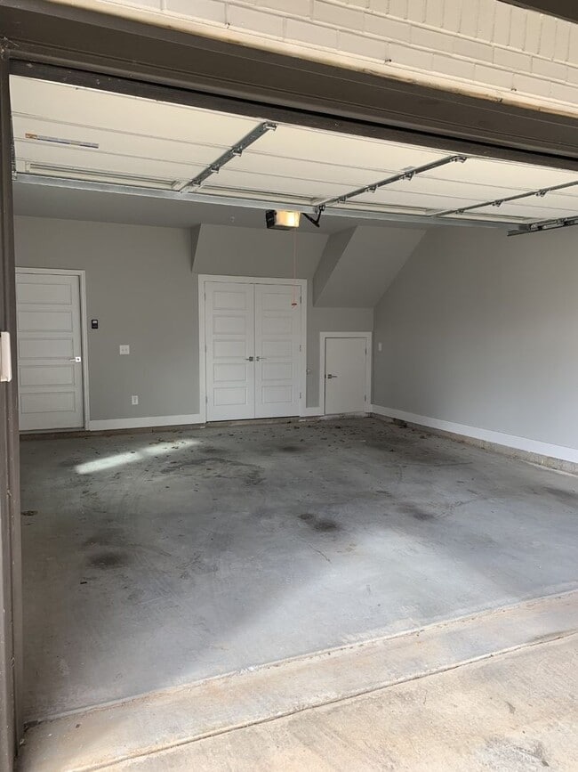 Building Photo - BEAUTIFUL TOWNHOMES IN MIDTOWN