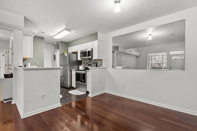 Building Photo - Rent in Virginia Beach!