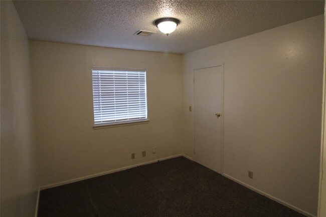 Building Photo - 114 NE 12th St