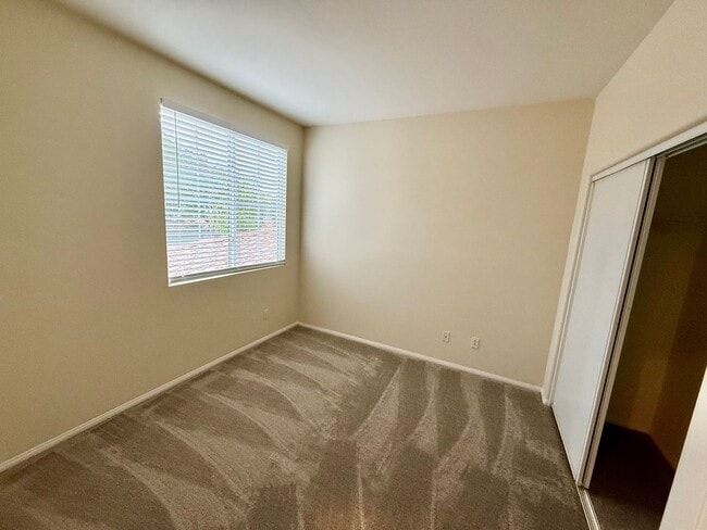 Building Photo - $675 Off First month's Rent - Cute Townhom...