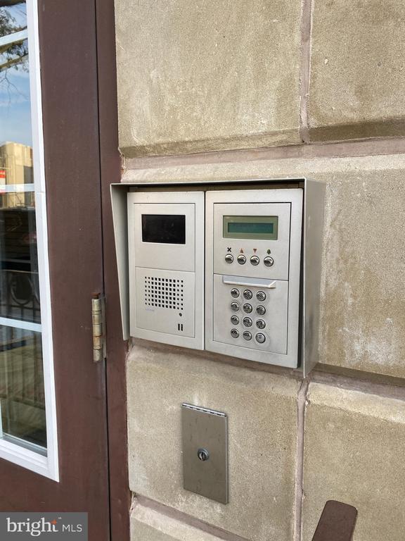 Building Photo - 4742 Pine St