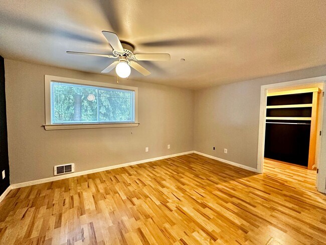 Building Photo - Rare Kent Gem, 3 BR | 3 BA | 2 DEN | 0.41 ...
