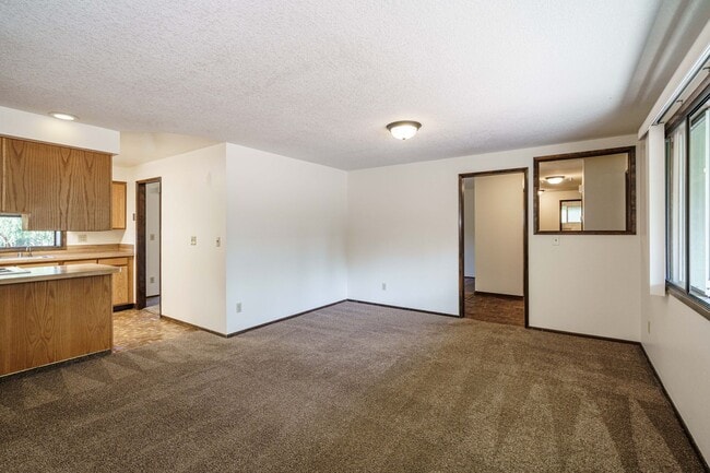 Building Photo - GREAT LOCATION!!! Single Level 3 bedroom 2...