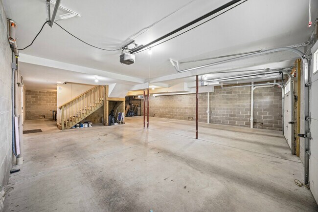 Building Photo - 15414 N River Beach Dr