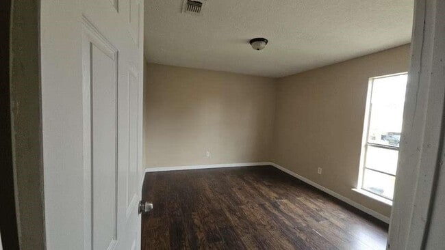 Building Photo - 8715 Valley Ledge Dr