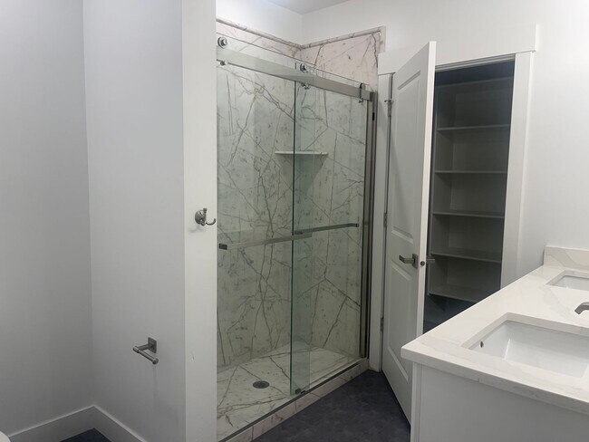 Building Photo - Lindon House