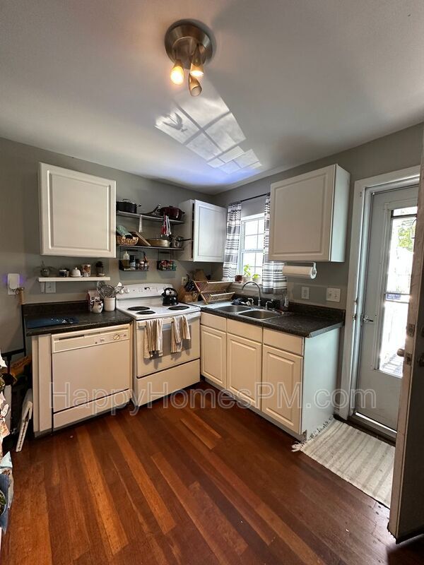 Building Photo - 24 Larnes St