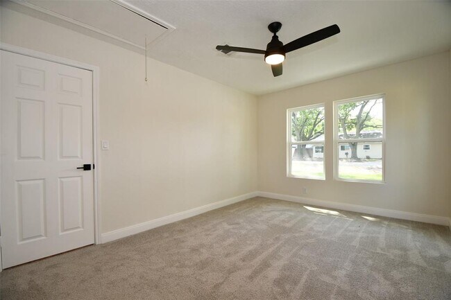 Building Photo - 10946 Fullerton Dr