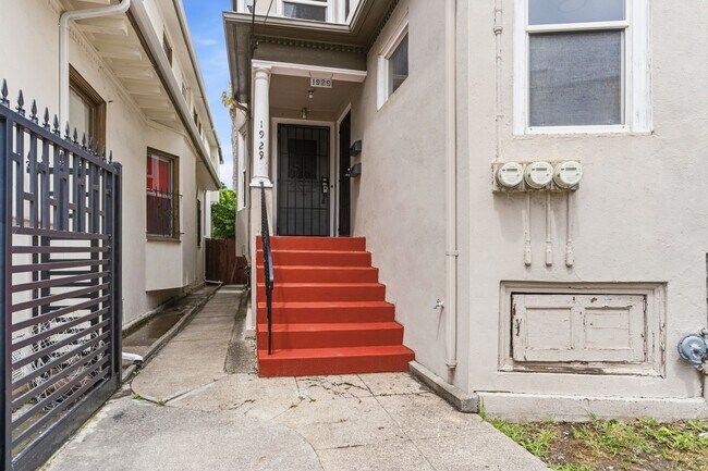 Building Photo - Freshly Renovated 1 Bed, 1 Bath Oakland Home with In-Unit Laundry