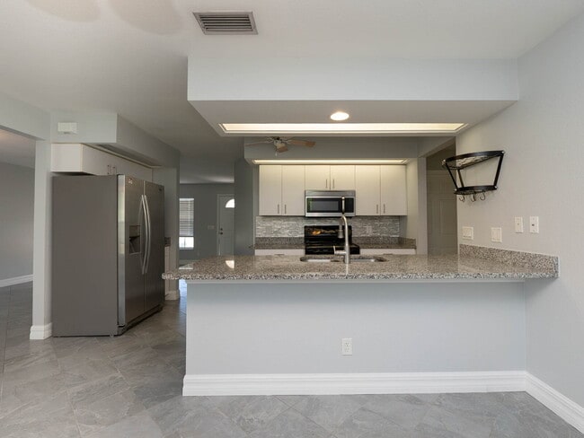 Building Photo - 2-Bed, 2-Bath Venice Home with Brand New Roof and AC