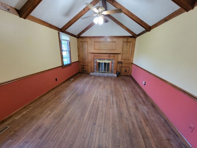 Building Photo - Large 4 bed, 1.5 bath, Over 2,000 square feet.