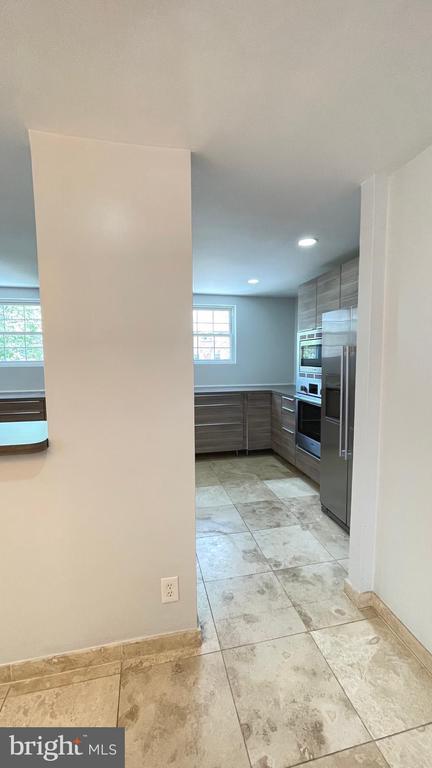 Building Photo - 324 Avon St