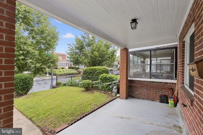 Building Photo - Charming 2-Bedroom Townhome Beautifully Updated and Convenient
