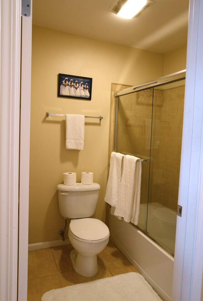 Building Photo - 7320 Hawthorn Ave