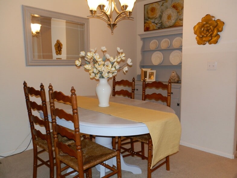 Open concept dining room - 5412 Seal Alley