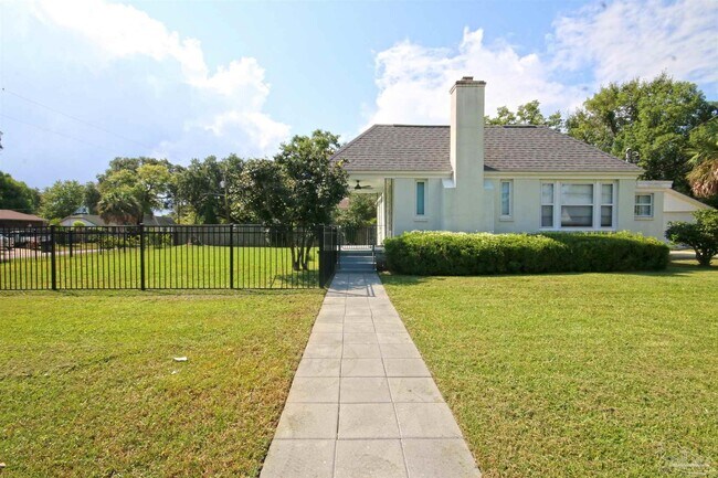 Building Photo - 1221 E Hernandez St