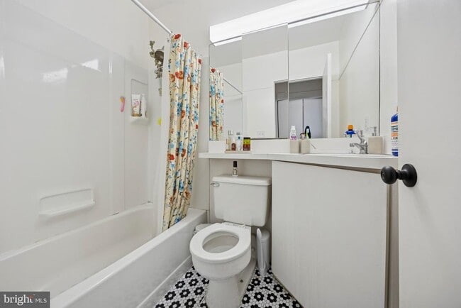 Building Photo - 1731 Bainbridge St