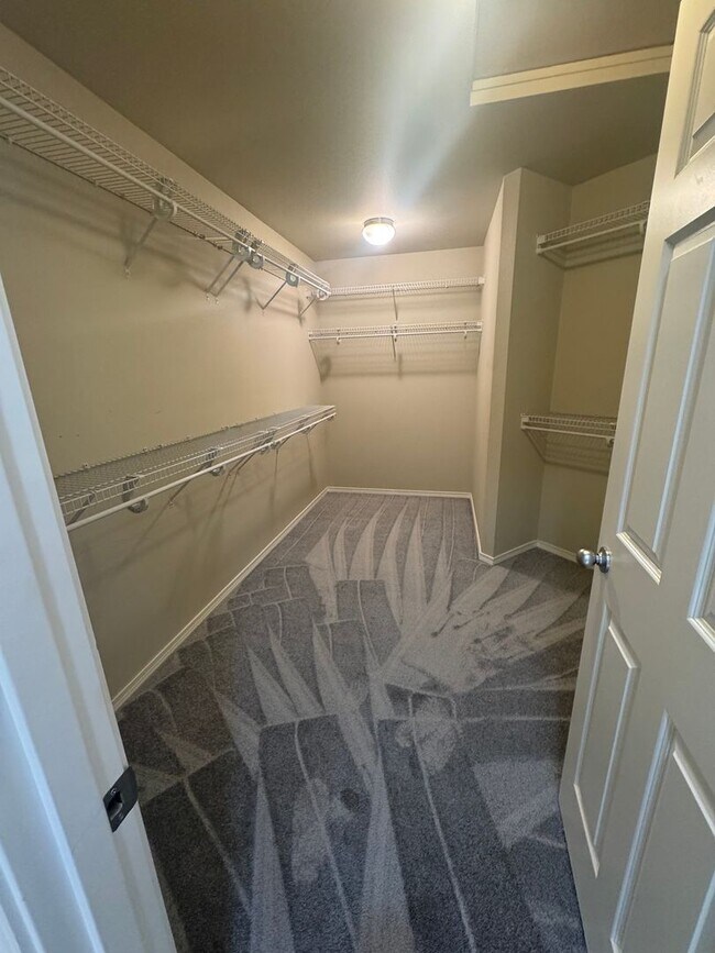 Building Photo - Three Bedroom, 2 Bath Home with New Carpet...