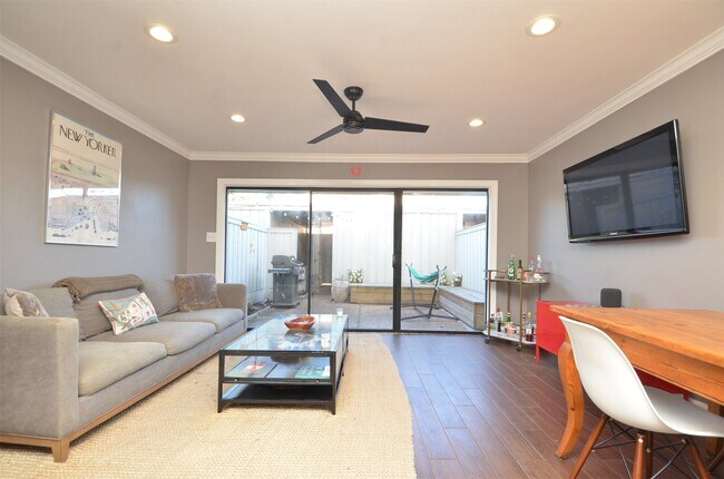 Building Photo - 6310 Chevy Chase Dr