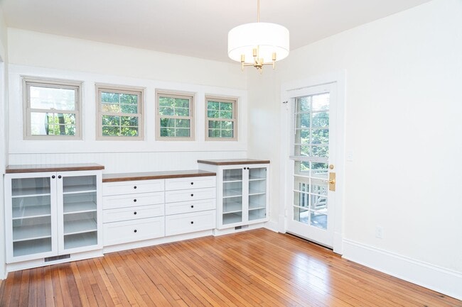 Building Photo - Large 4 Bedroom Home On Oakhurst Circle