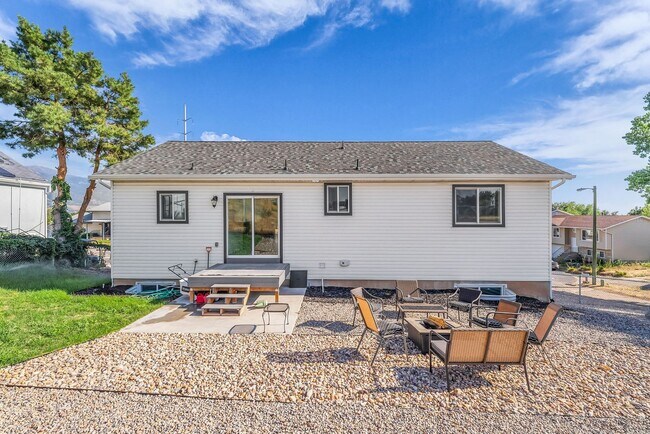 Building Photo - Beautiful 2020 Layton Home with High Ceilings & Modern Finishes
