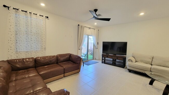 Building Photo - 7152 W Vineridge Dr