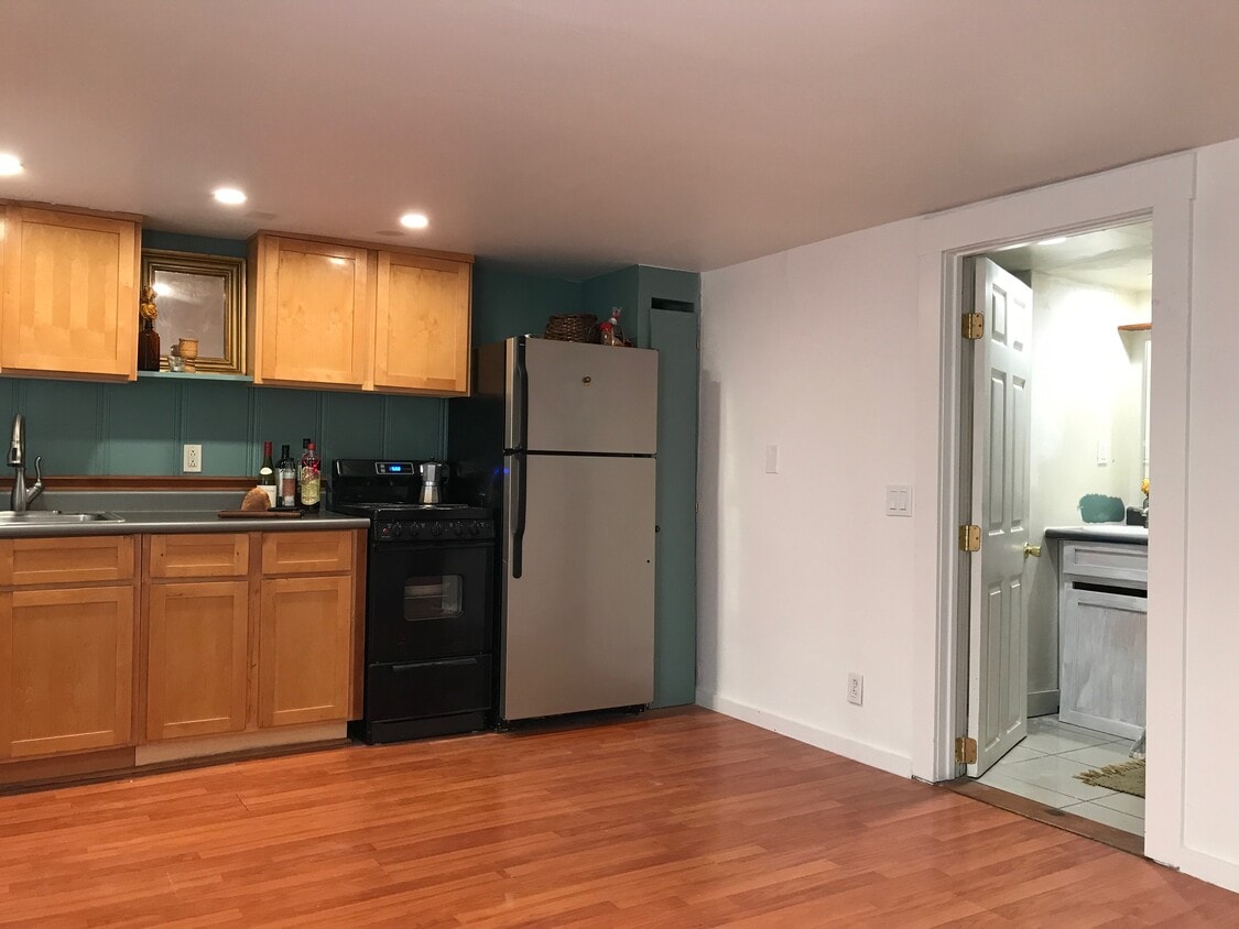 Building Photo - 825 57th St