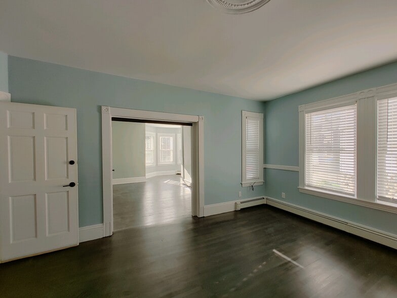 Building Photo - 342 Crescent St