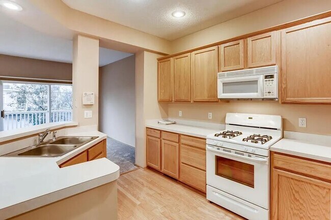 Building Photo - Bright End-Unit 2BD Townhome with Fireplace, Deck & Big Bedrooms