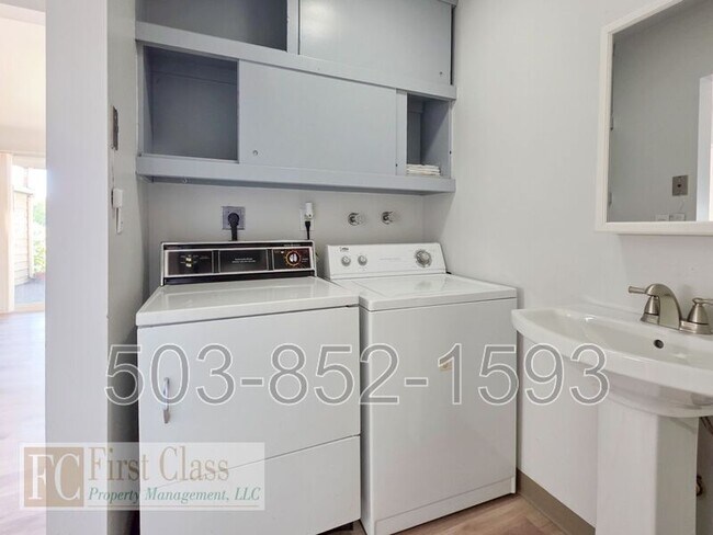 Building Photo - 8500 SW Canyon Dr