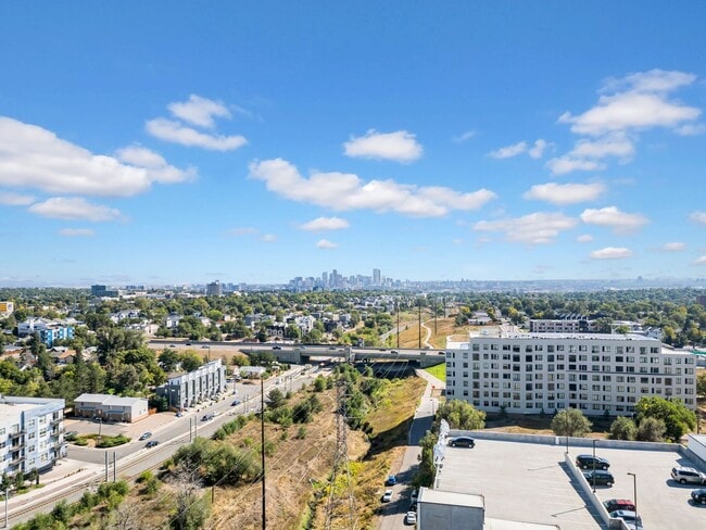 Building Photo - Stunning 3-bedroom, 4-bathroom townhouse!