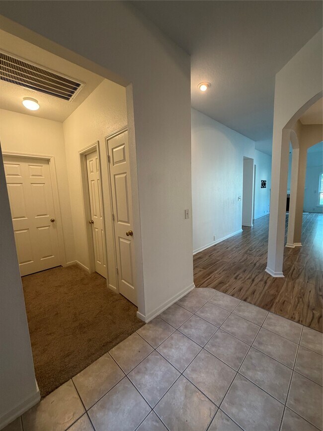 Building Photo - 19026 N Canyon Dr