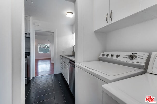 Building Photo - 927 N Edinburgh Ave