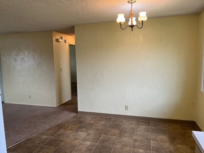 Building Photo - Solid 2 bedroom 1 bath duplex with garage!