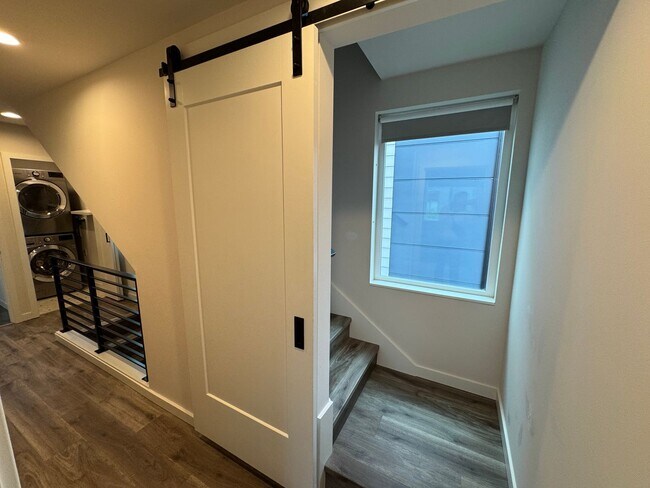 Building Photo - 2bd/1.75bs Seattle Townhome